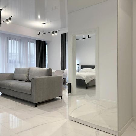 Koya Tower By The Lake Apartments Mamaia Exteriör bild