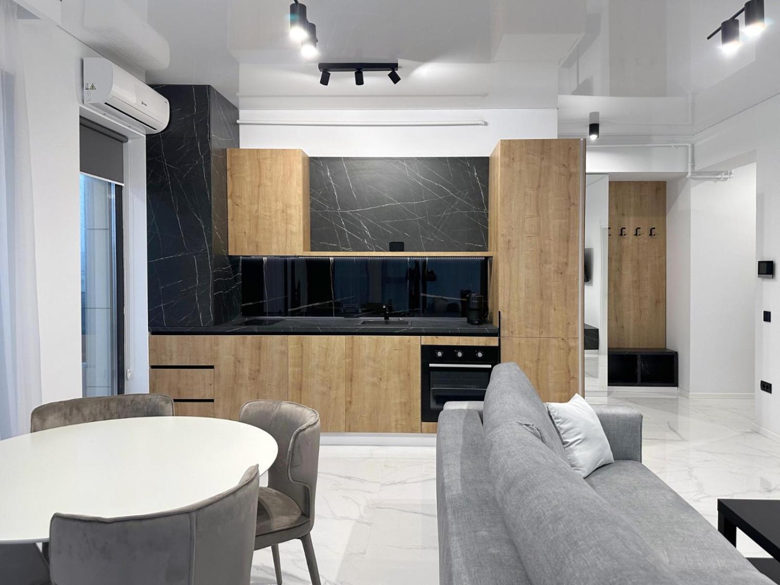 Koya Tower By The Lake Apartments Mamaia Exteriör bild