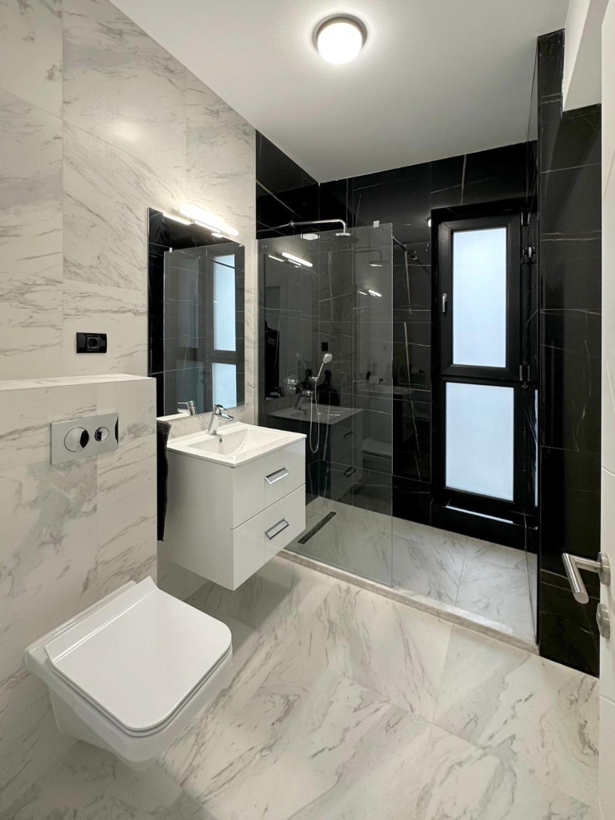 Koya Tower By The Lake Apartments Mamaia Exteriör bild